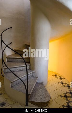 Barcelona, Spanien - 22 Nov, 2021: Geschwungene Architektur in der Casa Batllo, von Antoni Gaudi. Barcelona, Katalonien, Spanien Stockfoto