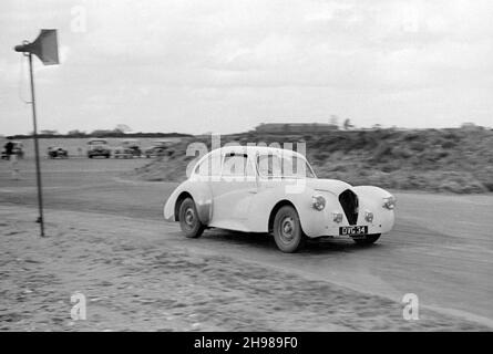 Ray Playford fährt mit einem Healey Elliott auf dem Snetterton Circuit, Norfolk, 1953. Stockfoto