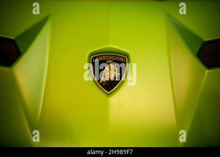 BUKAREST, RUMÄNIEN - 10. Oktober 2021: Illustrative redaktionelle Darstellung das Lamborghini-Logo auf einem Auto. Stockfoto