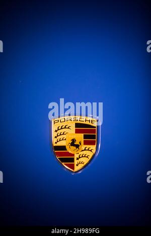 BUKAREST, RUMÄNIEN - 10. Oktober 2021: Illustratives redaktionelles Bild das Porsche-Logo auf einem Auto. Stockfoto