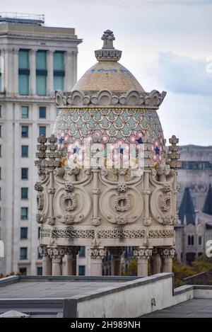 Barcelona, Spanien - 22 Nov, 2021: Blick von der Dachterrasse auf Barcelona von Antoni Gaudis Casa Battlo Stockfoto