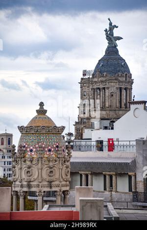 Barcelona, Spanien - 22 Nov, 2021: Blick von der Dachterrasse auf Barcelona von Antoni Gaudis Casa Battlo Stockfoto