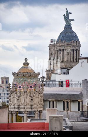 Barcelona, Spanien - 22 Nov, 2021: Blick von der Dachterrasse auf Barcelona von Antoni Gaudis Casa Battlo Stockfoto