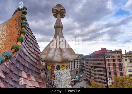 Barcelona, Spanien - 22 Nov, 2021: Blick auf das berühmte Dach der Casa Batllo, entworfen von Antoni Gaudi, Barcelona, Spanien, zeigt Schuppen von Drachen und Schornstein Stockfoto