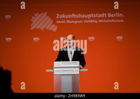 Berlin, Deutschland. 5th Dez 2021. Der designierte Kanzler OLAF SCHOLZ (SPD) lobte die Prioritäten von Bau und Verkehr im Berliner Koalitionsvertrag. (Bild: © Ralph Pache/PRESSCOV über ZUMA Press Wire) Stockfoto