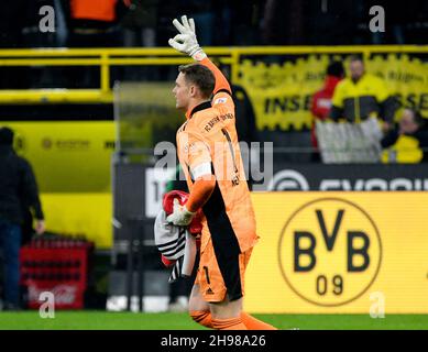 Signal Iduna Park Dortmund Deutschland, 4.12.2021, Fußball: Bundesliga-Saison 2021/22, Spieltag 14, Borussia Dortmund (BVB, gelb) gegen FC Bayern München (München, FCB, rot) 2,3 - Torwart Manuel Neuer (FCB) zeigt drei Finger dafür, dass er neben dem BVB-Logo drei Punkte von Dortmund geholt hat DIE DFL-VORSCHRIFTEN VERBIETEN DIE VERWENDUNG VON FOTOS ALS BILDSEQUENZEN UND/ODER QUASI-VIDEO Stockfoto