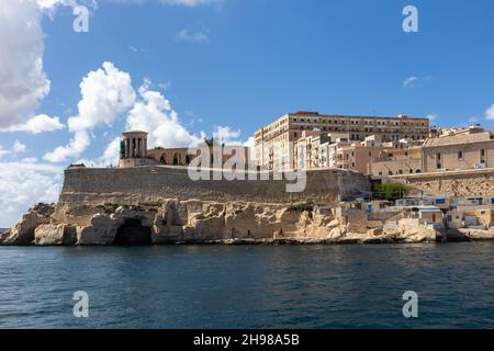 Das Belagerungstabellen-Denkmal im unteren Barakka-Garten aus der Sicht einer Grand Harbour-Tour, Malta, Europa Stockfoto