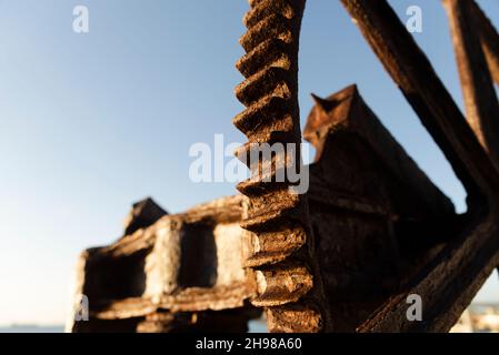 Nautische Infrastruktur gegen den blauen Himmel gesehen. Salvador, Bahia, Brasilien. Stockfoto