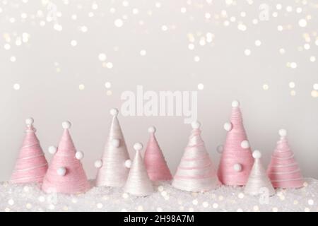 DIY Weihnachtsbäume ist aus rosa Garn. Umweltfreundliche, flauschige Weihnachtsdekoration Stockfoto