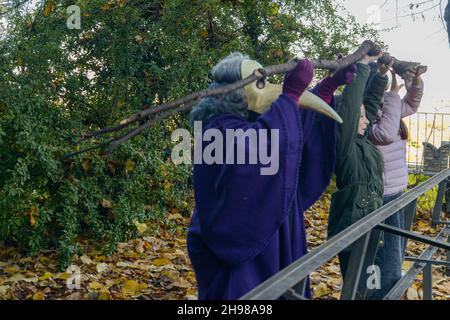 Kinder spielen, um den Planeten zu retten, wie böse giftige verschmutzt die Erde durch violette Person dargestellt Stockfoto