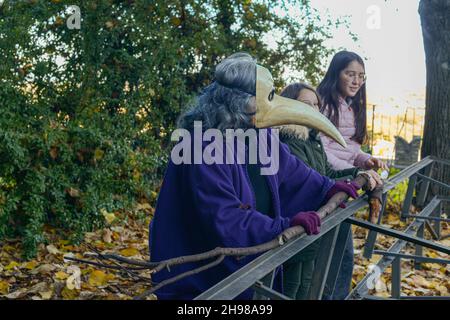 Kinder spielen, um den Planeten zu retten, wie böse giftige verschmutzt die Erde durch violette Person dargestellt Stockfoto