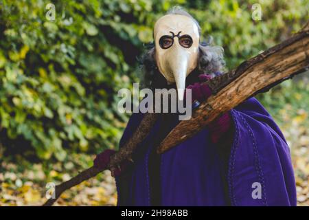 Kinder spielen, um den Planeten zu retten, wie böse giftige verschmutzt die Erde durch violette Person dargestellt Stockfoto