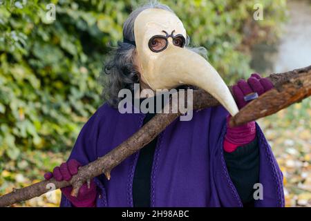 Ökologische Kinder, die spielen, um den Planeten zu retten, als böses giftiges Gift die Erde verschmutzt, dargestellt von der violetten Persona-Schauspielerin Antonia Stradivari Stockfoto