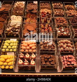 Barcelona, Spanien - 23 Nov, 2021: Bonbons zum Verkauf an Marktständen im Mercat de la Boqueria, Barcelona, Spanien Stockfoto