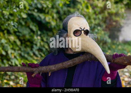 Ökologische Kinder, die spielen, um den Planeten zu retten, als böses giftiges Gift die Erde verschmutzt, dargestellt von der violetten Persona-Schauspielerin Antonia Stradivari Stockfoto