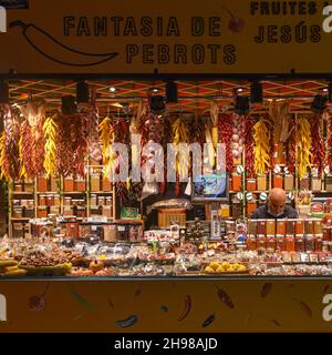 Barcelona, Spanien - 23. Nov, 2021: Gewürze und Chilischoten auf einem Marktstand im Mercat de la Boqueria, Barcelona, Spanien Stockfoto