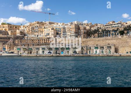 Blick auf den Quarry Wharf in Valletta von einer Grand Harbour Bootstour und die Wahrzeichen der Stadt Valletta, Malta. Ein UNESCO-Weltkulturerbe Stockfoto