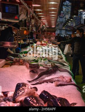 Barcelona, Spanien - 23 Nov, 2021: Frischer Fisch und Meeresfrüchte auf einem Marktstand im Mercat de la Boqueria, Barcelona, Spanien Stockfoto