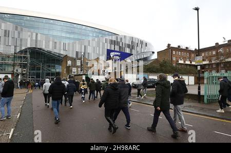 London, Großbritannien. 5th Dez 2021. Die Fans kommen vor dem Premier League-Spiel im Tottenham Hotspur Stadium in London an. Bildnachweis sollte lauten: Paul Terry/Sportimage Kredit: Sportimage/Alamy Live News Stockfoto