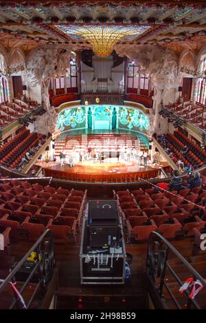 Barcelona, Spanien - 23 Nov, 2021: Innenansicht des Palau de la Musica Catalana oder Palastes der katalanischen Musik, Barcelona, Katalonien, Spanien Stockfoto