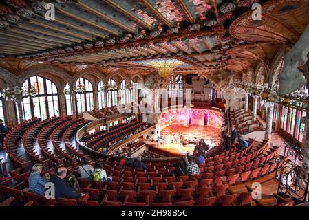 Barcelona, Spanien - 23 Nov, 2021: Innenansicht des Palau de la Musica Catalana oder Palastes der katalanischen Musik, Barcelona, Katalonien, Spanien Stockfoto