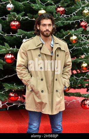 Rom, Italien. 04th Dez 2021. Der türkische Schauspieler Can Yaman nimmt am 04. Dezember 2021 an der „Christmas World“-Fotozelle im Auditorium Parco della Musica in Rom, Italien, Teil. Kredit: dpa/Alamy Live Nachrichten Stockfoto