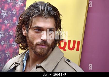 Rom, Italien. 04th Dez 2021. Der türkische Schauspieler Can Yaman nimmt am 04. Dezember 2021 an der „Christmas World“-Fotozelle im Auditorium Parco della Musica in Rom, Italien, Teil. Kredit: dpa/Alamy Live Nachrichten Stockfoto