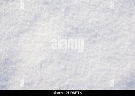 Weißer Schnee von oben. Texturiert, Copy Space, perfekt für die Dekoration. Draufsicht. Stockfoto