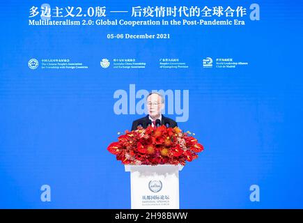 Guangzhou, Chinas Provinz Guangdong. 5th Dez 2021. Der chinesische Vizepräsident Wang Qishan spricht am 5. Dezember 2021 in Guangzhou, der südchinesischen Provinz Guangdong, zur Eröffnungszeremonie des Imperial Springs International Forums 2021. Quelle: Li Tao/Xinhua/Alamy Live News Stockfoto