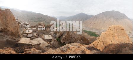 Dhankar Dorf auf einer hohen Klippe mit Blick auf den Zusammenfluss der Pin Flüsse und Spiti Valley in der Nähe des buddhistischen Tempels Dhankar Gompa in Himachal Pradesh, Indien. Landschaftsfotografie Stockfoto