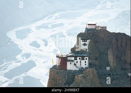 Ein buddhistischer Tempel Dhankar Gompa auf einer hohen Klippe mit Blick auf den Zusammenfluss der Pin-Flüsse und des Spiti-Tals im Dorf Dhankar, Himachal Pradesh, Indien. Landschaftsfotografie Stockfoto