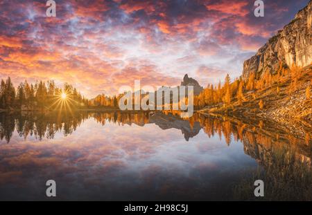 Unglaublicher violetter Sonnenaufgang am Federa Lake in den Dolomitenapls. Herbstliche Berglandschaft mit Federasee und leuchtend orangefarbenen Lärchen, Cortina D'Ampezzo, Südtirol, Dolomiten, Italien Stockfoto