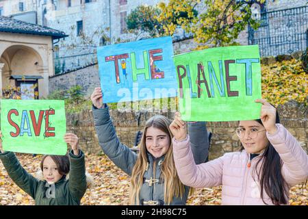 Kinder spielen, um den Planeten zu retten, wie böse giftige verschmutzt die Erde durch violette Person dargestellt Stockfoto