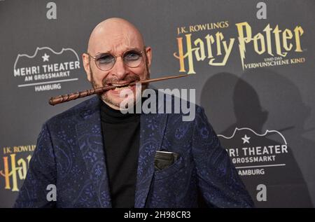 Hamburg, Deutschland. 05th Dez 2021. Ralph Morgenstern, Moderator und Schauspieler, kommt zur deutschen Premiere des Stücks 'Harry Potter und das verzauberte Kind' im Mehr! Theater am Großmarkt. Quelle: Georg Wendt/dpa/Alamy Live News Stockfoto