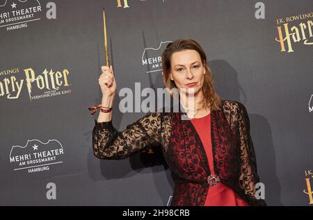 Hamburg, Deutschland. 05th Dez 2021. Anja Reschke, Journalistin, kommt zur deutschen Premiere des Stücks 'Harry Potter und das verzauberte Kind' im Mehr! Theater am Großmarkt. Quelle: Georg Wendt/dpa/Alamy Live News Stockfoto