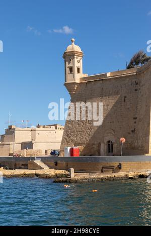 Ein sechseckiger Wachturm an den Bastion-Mauern von Senglea, der mit Ohr und Auge am Eingang zum Grand Harbour, den drei Städten, Malta, Stockfoto