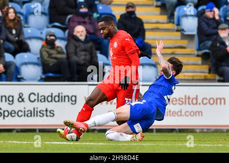 COLCHESTER, GBR. DEZ 5th Gavin Massey von Wigan kämpft am Sonntag, den 5th. Dezember 2021 im JobServe Community Stadium in Colchester um den Besitz mit Cameron Coxe von Colchester während des FA Cup-Spiels zwischen Colchester United und Wigan Athletic. (Kredit: Ivan Yordanov | MI Nachrichten) Kredit: MI Nachrichten & Sport /Alamy Live Nachrichten Stockfoto