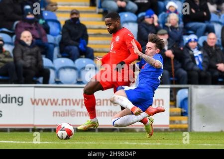 COLCHESTER, GBR. DEZ 5th Gavin Massey von Wigan kämpft am Sonntag, den 5th. Dezember 2021 im JobServe Community Stadium in Colchester um den Besitz mit Cameron Coxe von Colchester während des FA Cup-Spiels zwischen Colchester United und Wigan Athletic. (Kredit: Ivan Yordanov | MI Nachrichten) Kredit: MI Nachrichten & Sport /Alamy Live Nachrichten Stockfoto