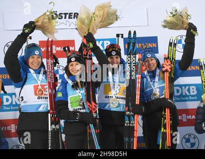 Team Frankreich von links Anais Bescond, Anais Chevalier-Bouchet, Julia Simon und Justine Braisaz-Couchet, nachdem sie am 5. Dezember 2021 den 4x6 km Staffellauf der IBU World Cup Biathlon-Veranstaltung im Ostersund-Skistadion in Ostersund, Nordschweden, gewonnen hatten.Foto Fredrik Sandberg / TT kod 10080 Stockfoto
