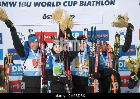Team Frankreich von links Anais Bescond, Anais Chevalier-Bouchet, Julia Simon und Justine Braisaz-Couchet, nachdem sie am 5. Dezember 2021 den 4x6 km Staffellauf der IBU World Cup Biathlon-Veranstaltung im Ostersund-Skistadion in Ostersund, Nordschweden, gewonnen hatten.Foto Fredrik Sandberg / TT kod 10080 Stockfoto