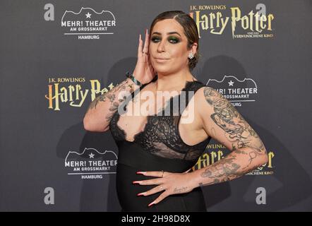 Hamburg, Deutschland. 05th Dez 2021. Jolina, Influencer, kommt zur deutschen Premiere des Stücks 'Harry Potter und das verzauberte Kind' im Mehr !Theater am Großmarkt. Quelle: Georg Wendt/dpa/Alamy Live News Stockfoto