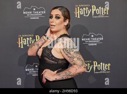 Hamburg, Deutschland. 05th Dez 2021. Jolina, Influencer, kommt zur deutschen Premiere des Stücks 'Harry Potter und das verzauberte Kind' im Mehr !Theater am Großmarkt. Quelle: Georg Wendt/dpa/Alamy Live News Stockfoto