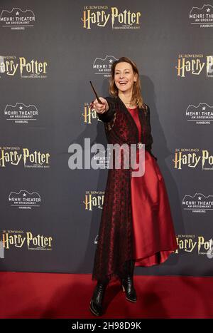 Hamburg, Deutschland. 05th Dez 2021. Anja Reschke, Journalistin, kommt zur deutschen Premiere des Stücks 'Harry Potter und das verzauberte Kind' im Mehr! Theater am Großmarkt. Quelle: Georg Wendt/dpa/Alamy Live News Stockfoto