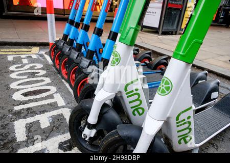 Elektroroller zum Mieten in Dedicated Bay, London, Großbritannien, geparkt. Stockfoto