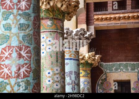 Barcelona, Spanien - 23 Nov, 2021: Farbenfroh verzierte Säulen auf dem Außenbalkon des Palau De La Musica, Barcelona, Spanien Stockfoto