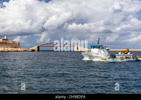 Die St Elmo Bridge ist eine gewölbte Stahlbrücke, die zum Eingang des Grand Harbour Valletta, Malta, Europa führt Stockfoto