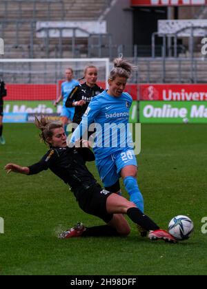 Essen, Deutschland . 05th Dez 2021. Essen, 4th 2021. Dezember Jana Vojtekova (20 Freiburg) und Carlotta Wamser (30 SGS) kämpfen während des Bundesligaspiels der Frauen zwischen SGS Essen und dem SC Freiburg im Stadion Essen in Essen Deutschland Tatjana Herzbeg/SPP Credit: SPP Sport Press Photo. /Alamy Live News Stockfoto