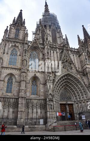 Barcelona, Spanien - 23 Nov, 2021: Haupteingang der gotischen Kathedrale des Heiligen Kreuzes und der Heiligen Eulalia - Barcelona, Katalonien, Spanien Stockfoto