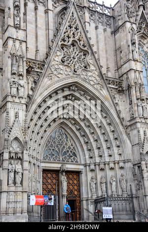 Barcelona, Spanien - 23 Nov, 2021: Haupteingang der gotischen Kathedrale des Heiligen Kreuzes und der Heiligen Eulalia - Barcelona, Katalonien, Spanien Stockfoto