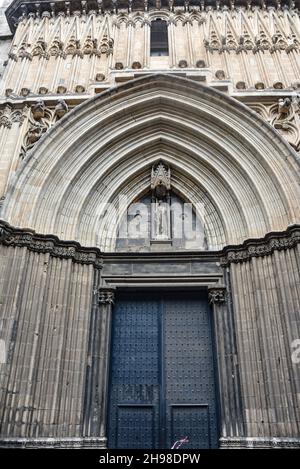 Barcelona, Spanien - 23 Nov, 2021: Haupteingang der gotischen Kathedrale des Heiligen Kreuzes und der Heiligen Eulalia - Barcelona, Katalonien, Spanien Stockfoto